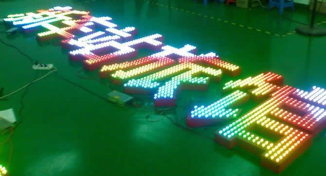 外露發(fā)光字設(shè)計(jì)制作應(yīng)該怎樣布局燈孔更合理